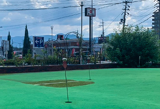 人工芝のパター練習場を完備。無料でお使い頂けます。